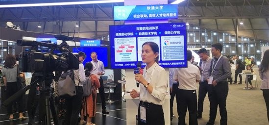 “云”开见日，“AI”生花，米兰milan动力携五大主题亮相华为HC大会
